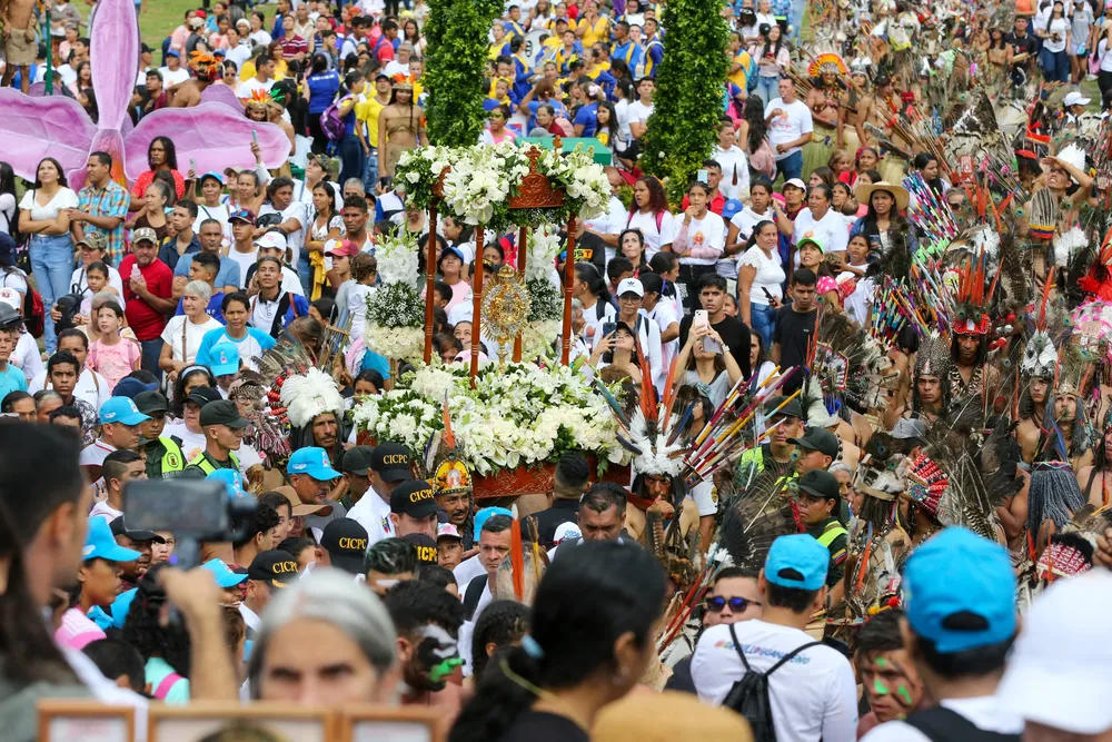 Feligreses acompañan a la imagen de Nuestra Señora de Coromoto - Foto: José Luis Díaz / ELMARTILLOVEN.