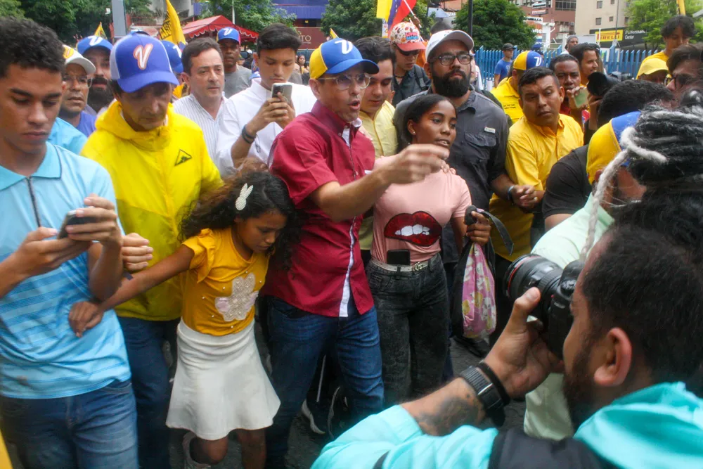 Henrique Capriles se inscribe en las elecciones primarias opositoras.