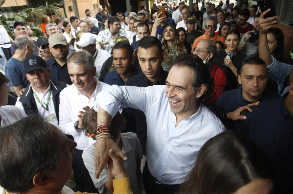El nuevo alcalde de Medellín, Federico ‘Fico’ Gutiérrez, saluda a simpatizantes tras votar en las elecciones locales y regionales hoy, en Medellín (Colombia). EFE/ Luis Eduardo Noriega A. 