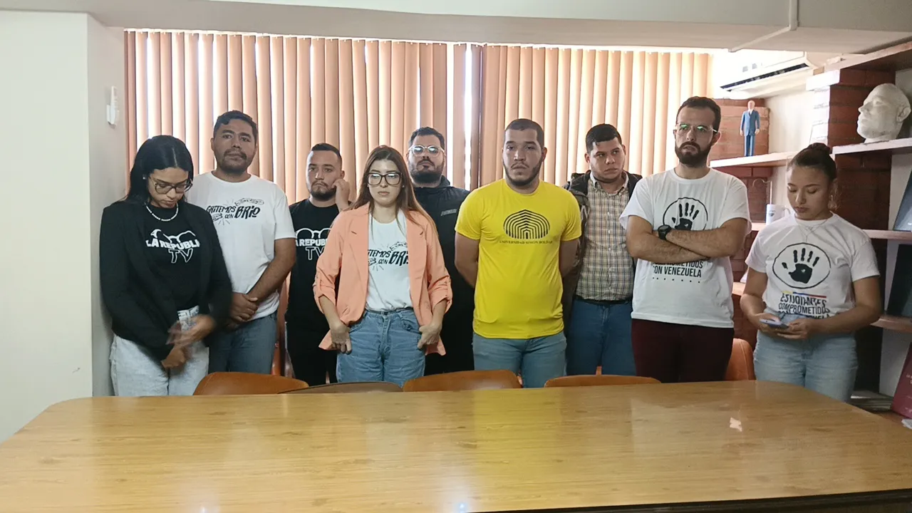 Estudiantes y Jóvenes que acompañan el Debete de candidato de las elecciones Primarias. 