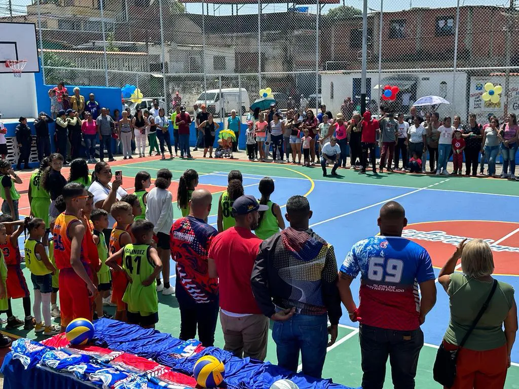 Rehabilitan polideportivo en Urbanización "Las Dos Lagunas" del municipio Independencia