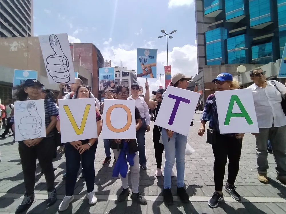 Sociedad Civil realiza caminata para incentivar a los caraqueños al voto en la Primaria