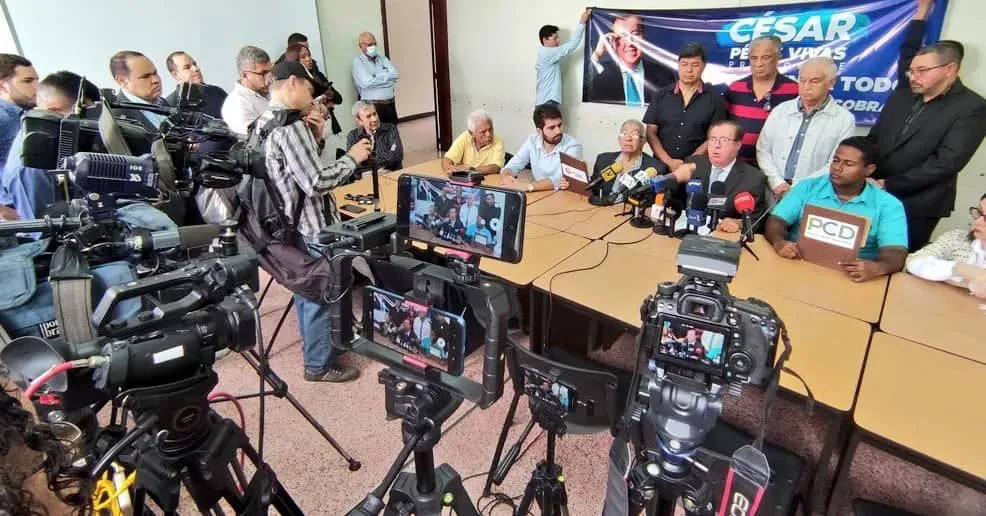 Cesar Pérez Vivas en Rueda de Prensa