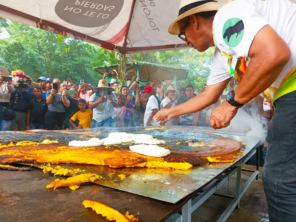Cachapa mas grande de Venezuela, eleborada en el municipio Paz Castillo, del estado Miranda. - Foto: José Mireles Alcalá / ElMartilloVen.