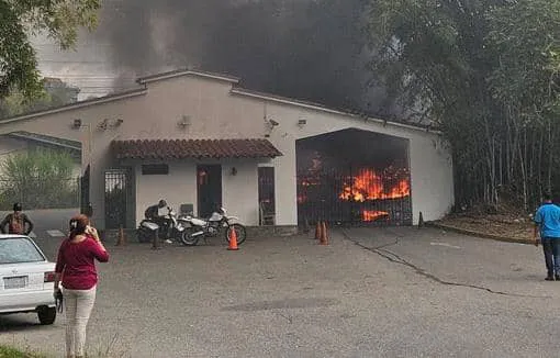Incendio de unidad de transporte de la Universidad Simón Bolívar (USB).