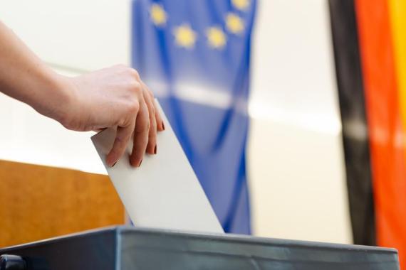 Una mujer emite su voto para las elecciones al Parlamento Europeo en un centro electoral, en Berlín, capital de Alemania, el 9 de junio de 2024. (Xinhua/Inaki Esnaola)