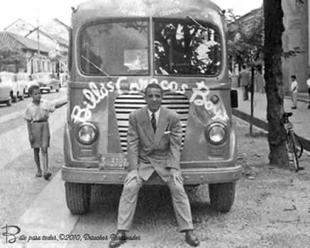 Billo Frómeta sobre una camioneta que dice Billo's Caracas Boys.