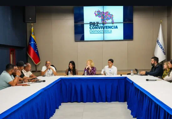 Mesa de trabajo de los integrantes del Programa por la Paz y la Convivencia Democrática 