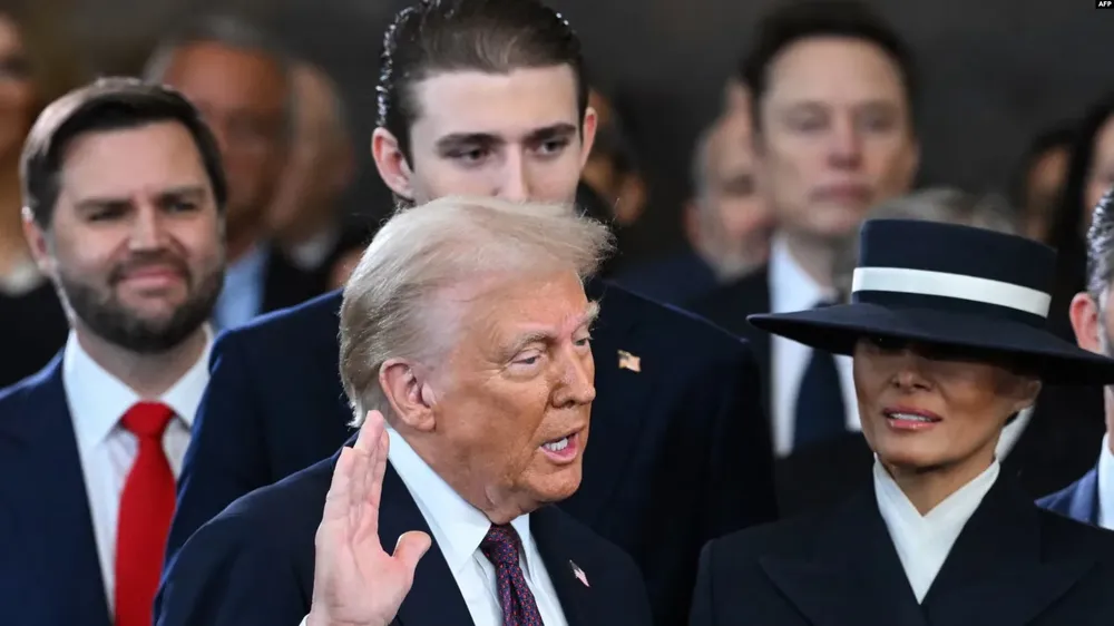 Donald Trump jura como el 47º presidente de Estados Unidos en la Rotonda del Capitolio de Estados Unidos en Washington,