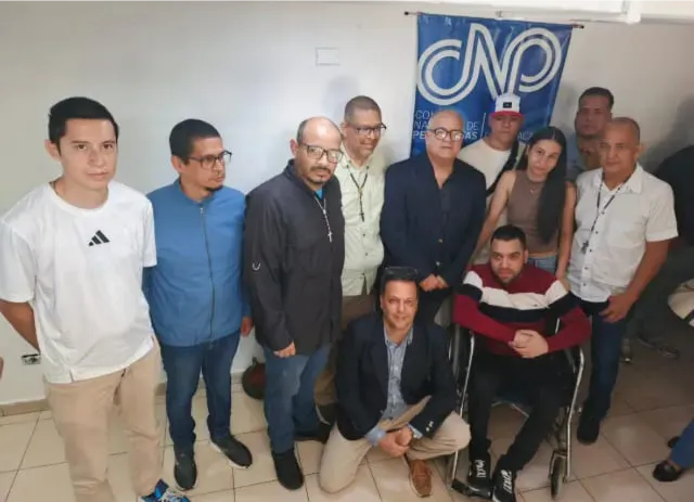 Periodistas excarcelados celebran en la sede del CNP Caracas. 