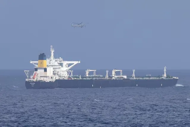 Un helicóptero militar estadounidense sobrevuela el Centuries, con bandera de Panamá. DHS/Handout vía REUTERS