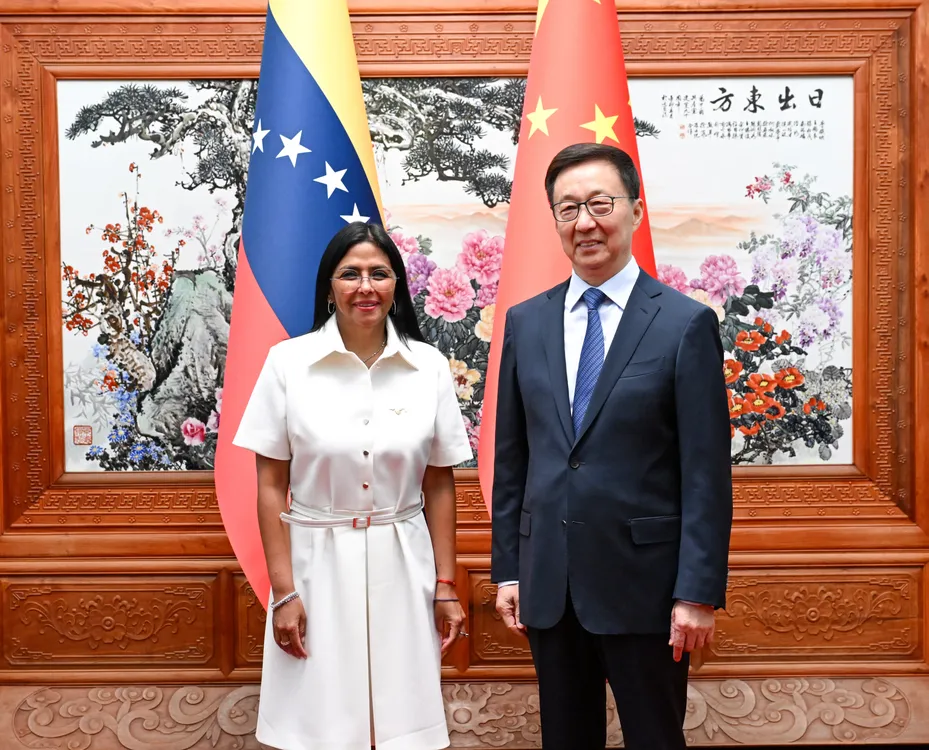 El vicepresidente chino, Han Zheng, se reúne con la vicepresidenta Delcy Rodríguez, en Beijing. (Xinhua/Rao Aimin)