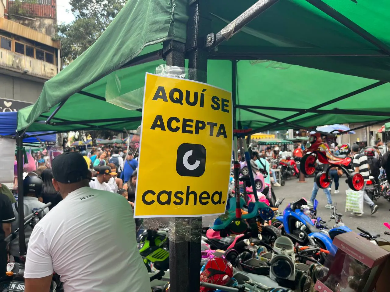 Anuncia de Cashea en puesto de economía Informal, Caracas. Foto;. José Mireles Alcalá / ElMartilloVen