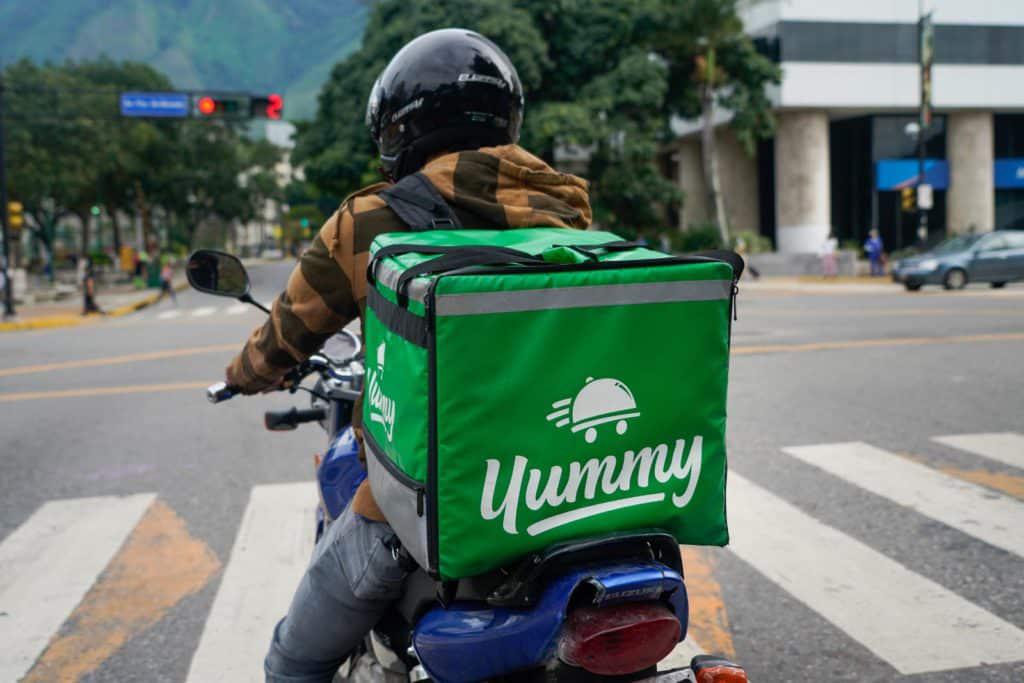 repartidor de servicios a domicilios de la empresa Yummy.