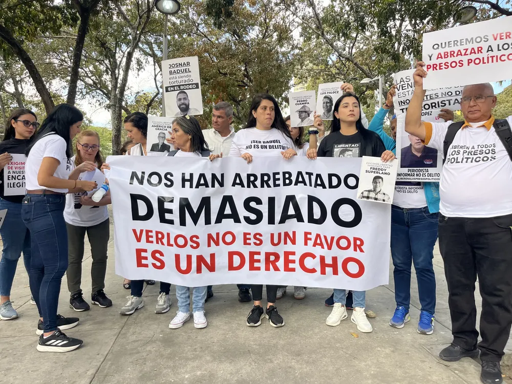 Familiares de presos políticos frente al Ministerio Público