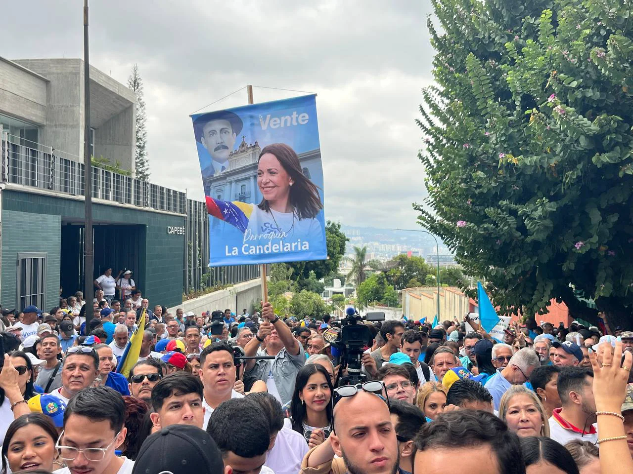 Militantes de Vente Venezuela abren las puertas de su sede nacional la Quinta El Bejucal.