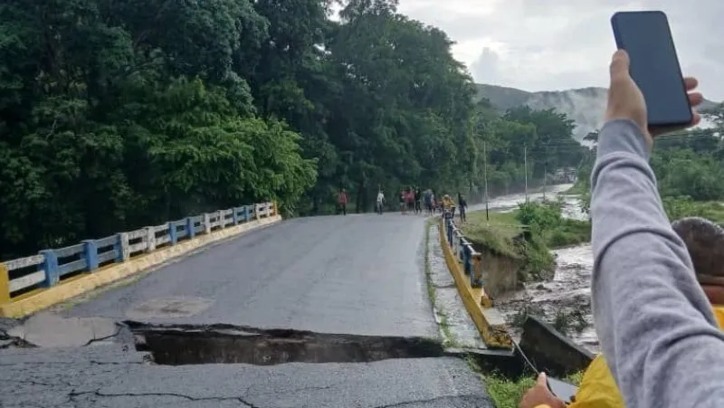 Fuertes lluvias provocan el colapso de un puente en Cumanacoa
