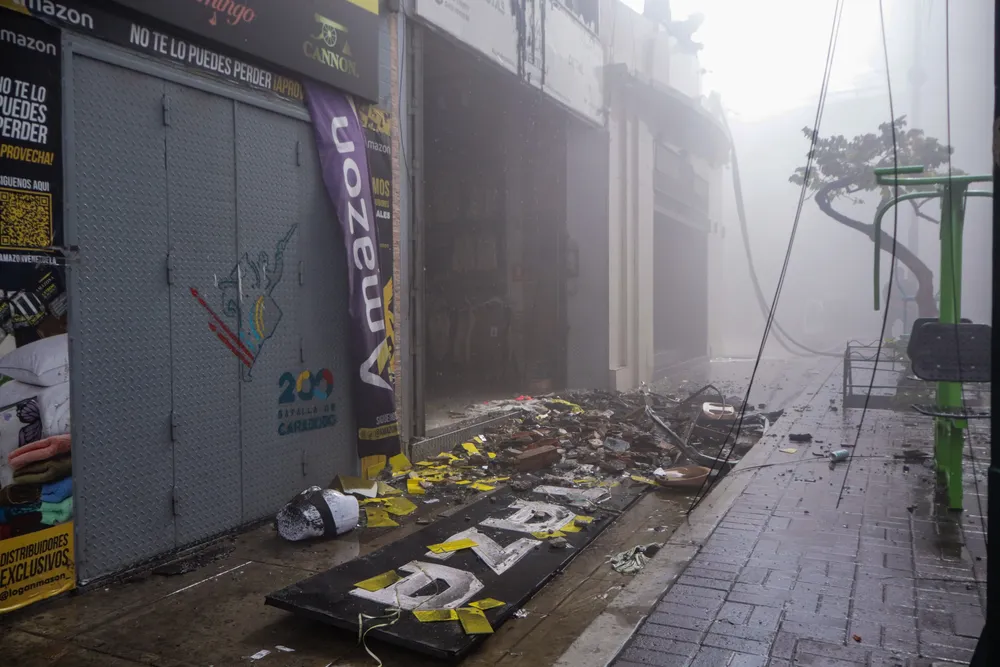 Bomberos de Caracas atienden incendio estructural en la parroquia Santa Rosalía. Foto: Mario Flores / ElMartilloVen