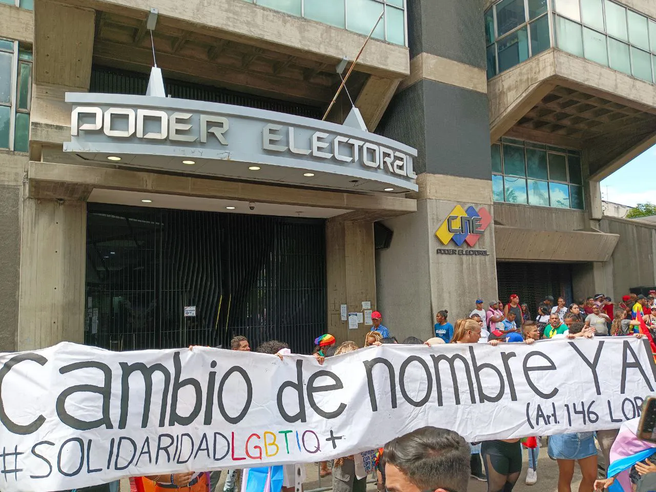 Personas de la Comunidad LGBTIQ+, esperan a las afueras del CNE a ser atendidos / Foto: José Mireles Alcalá - ElMartilloVen