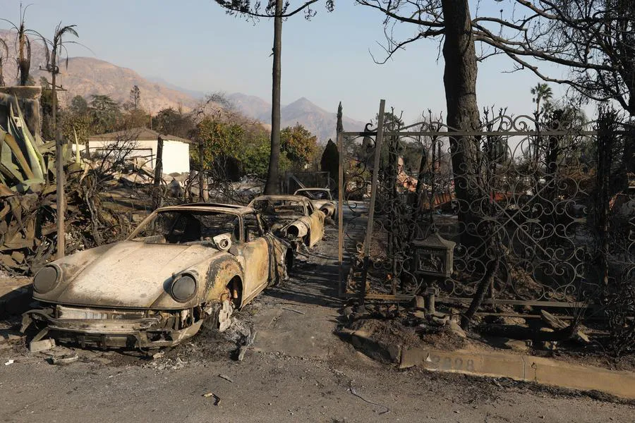 Vehículos destruidos por el fuego vistos en Altadena, en el condado de Los Ángeles. (Xinhua/Qiu Chen)