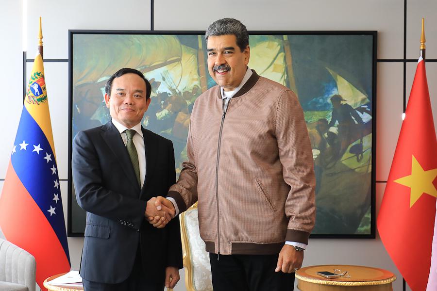 Nicolás Maduro, presidente de Venezuela, junto a el Viceprimer Ministro de la República Socialista de Vietnam, Tran Luu Quang.