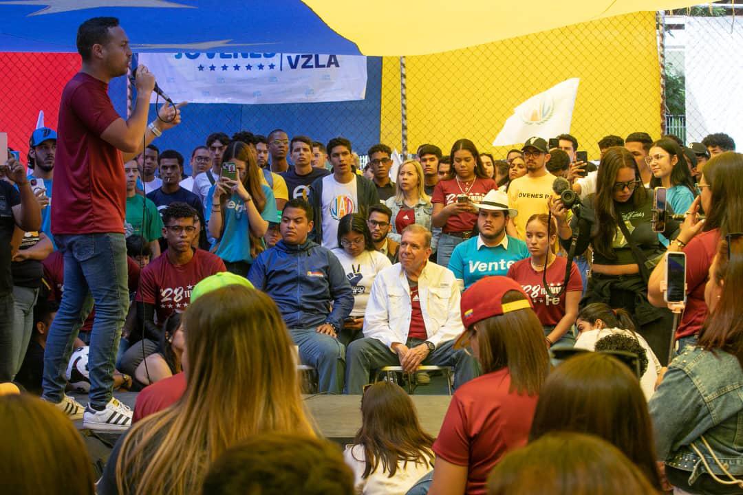 Edmundo González Urrutia, candidato presidencial opositor, junto a jóvenes activistas políticos.