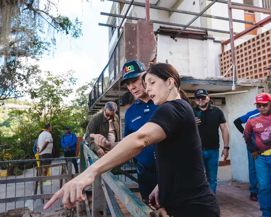 Walter Gavidia, presidente de la Corporación Juntos Todos es Posible, en una vivienda afectada La Boyera.