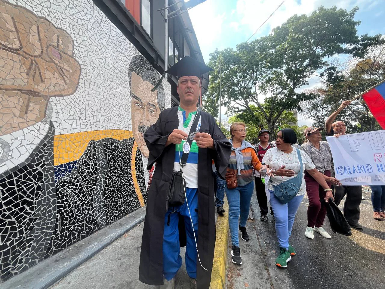 Profesor universitario marcha exigiendo aumento salarial. Foto: ElMartilloVen.