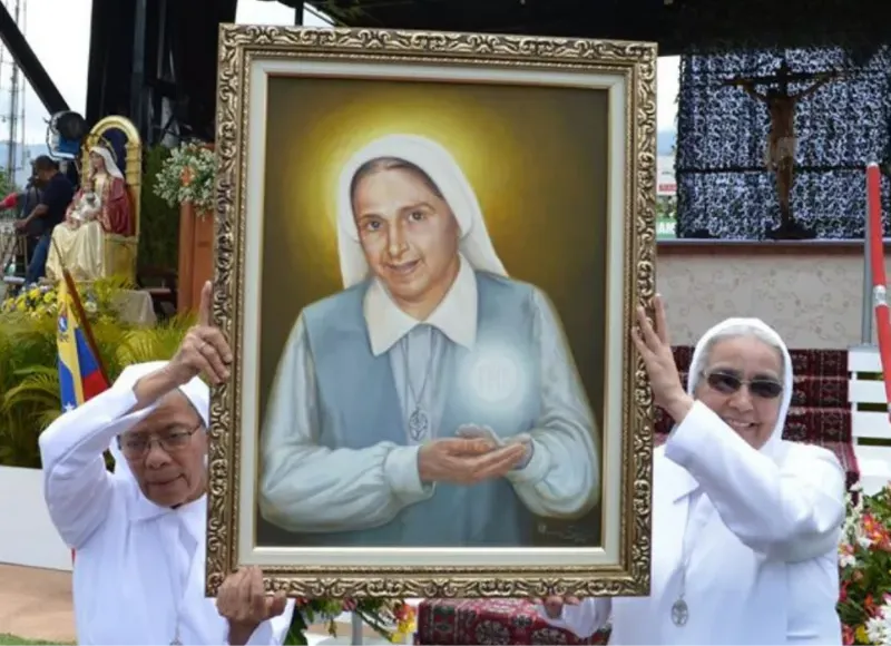 Religiosas de la Congregación Siervas de Jesús, sujetan un retrato de la Madre Carmen Rendiles. Religiosas de la Congregación Siervas de Jesús, sujetan un retrato de la Madre Carmen Rendiles.