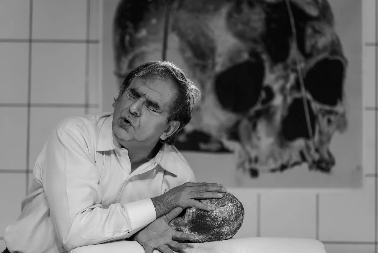 Monólogo “Sangre en el diván” con Héctor Manrique se despide en 2025 con entradas solidarias desde 5$ este 11 y 12 de octubre