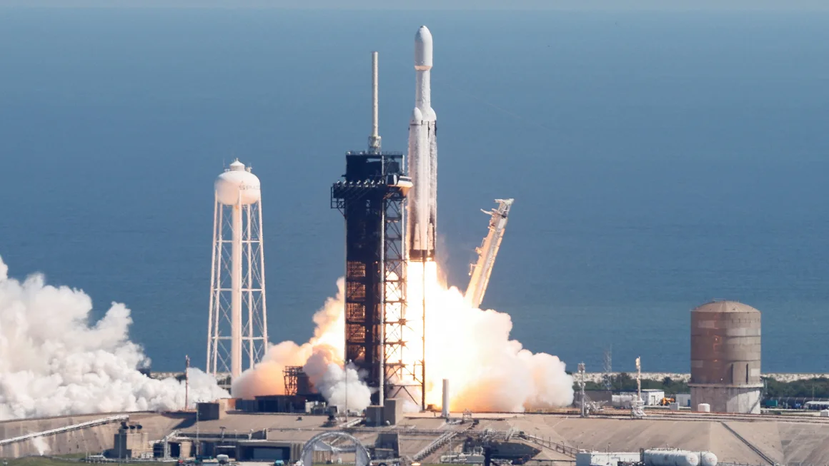 El cohete Falcon Heavy de SpaceX. REUTERS/Joe Skipper