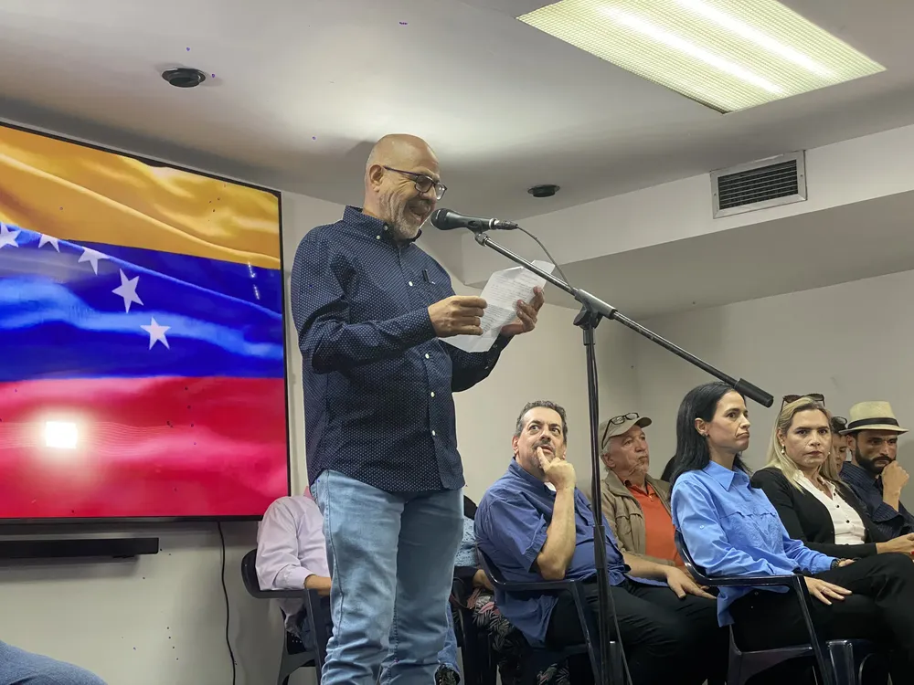 Mario Villegas, periodista y dirigente sindical durante presentación del movimiento “Decide”