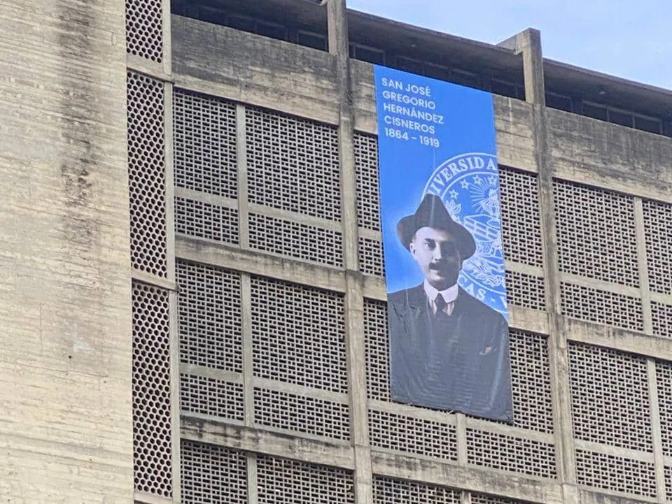 Despliegan pancarta gigante de San José Gregorio Hernández en la Facultad de Arquitectura de la UCV