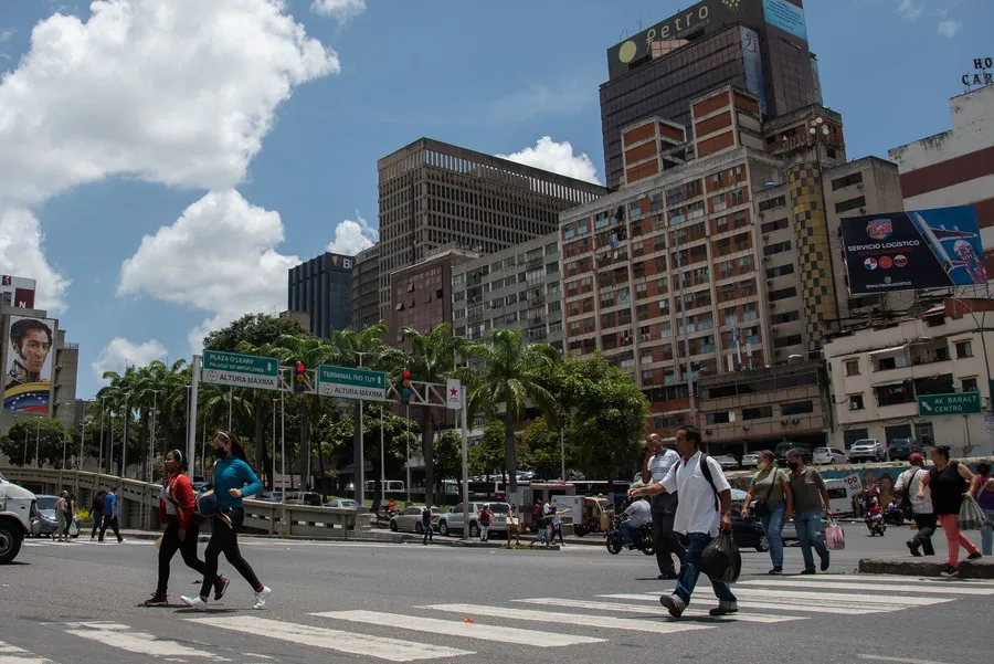 Personas cruzan una avenida, en Caracas, Venezuela, el 24 de julio de 2022. (Xinhua/Marcos Salgado)