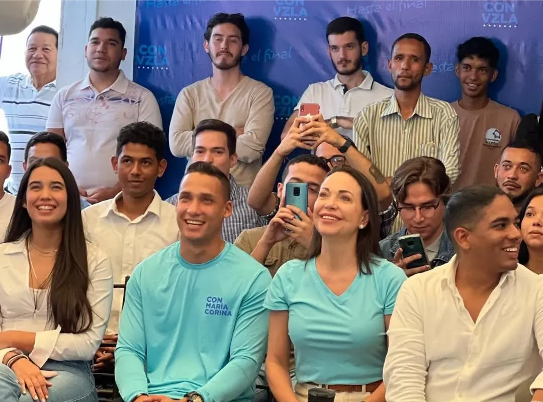 Carlos Fernández, dirigente juvenil de Vente Venezuela, junto a María Corina Machado.