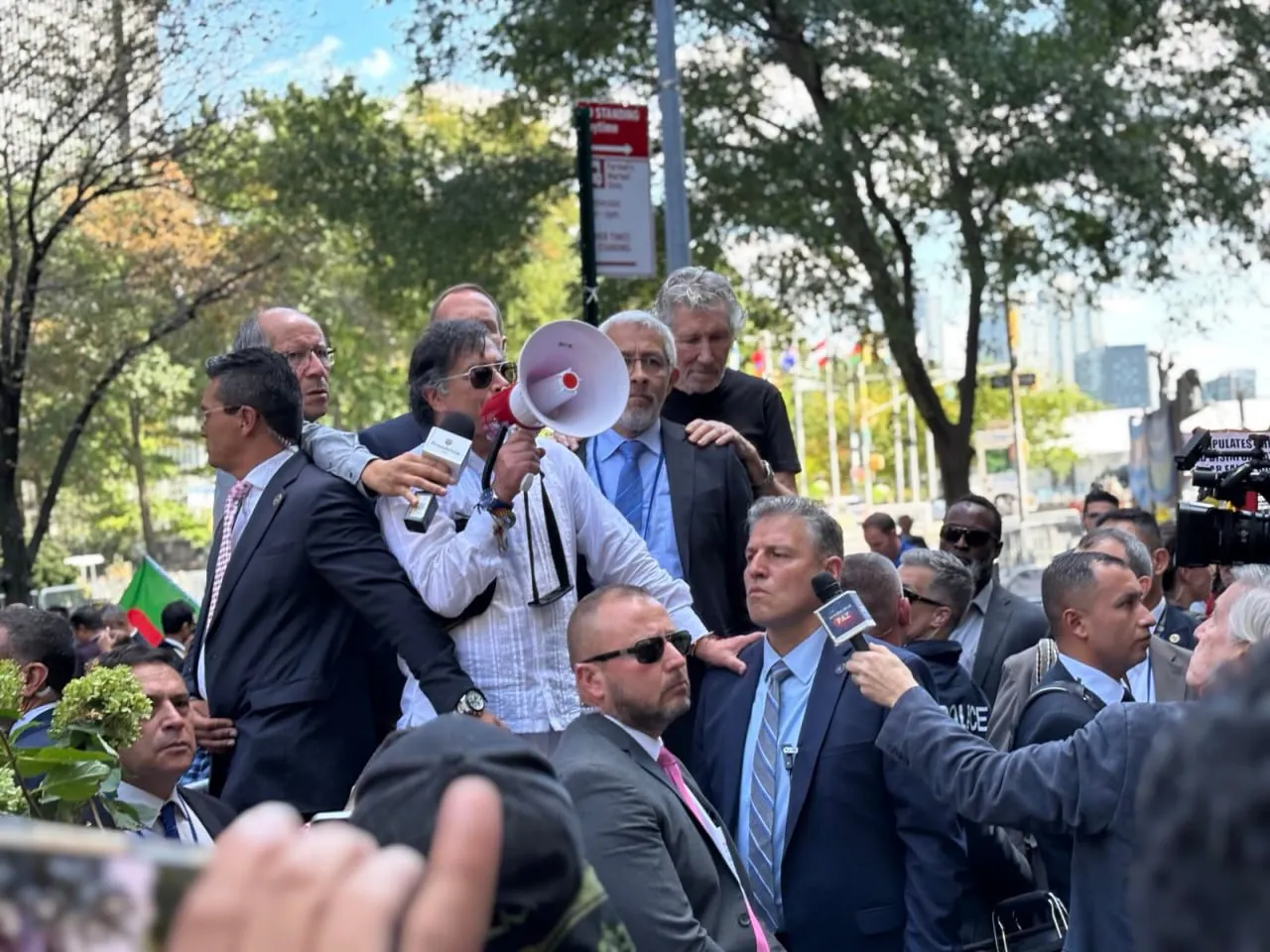 Gustavo Petro, presidente de Colombia protesta en Nueva York.