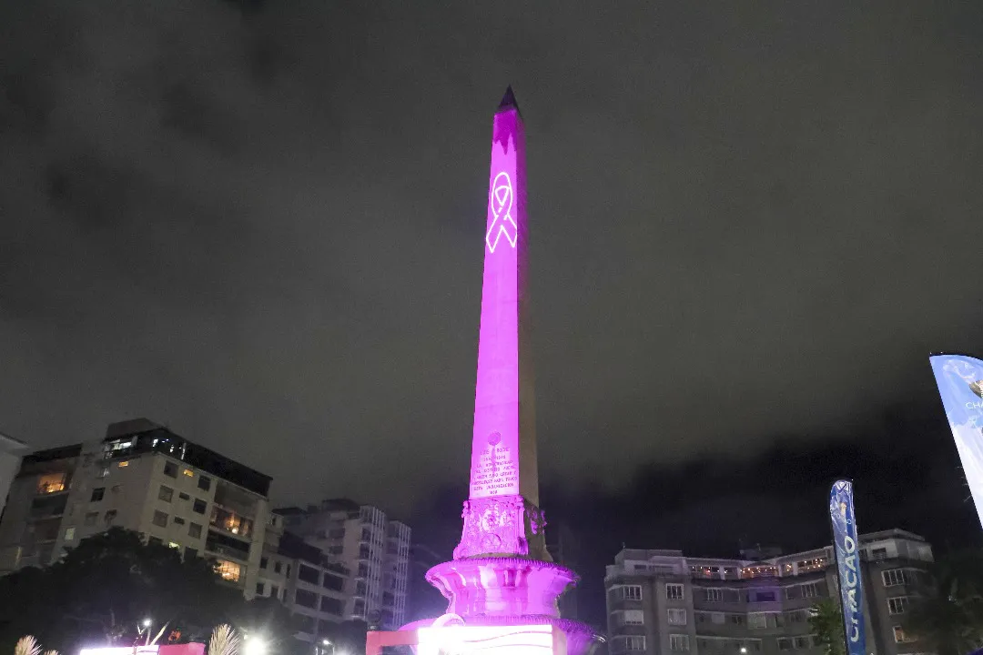 Chacao se viste de rosa con su tradicional encendido del Obelisco