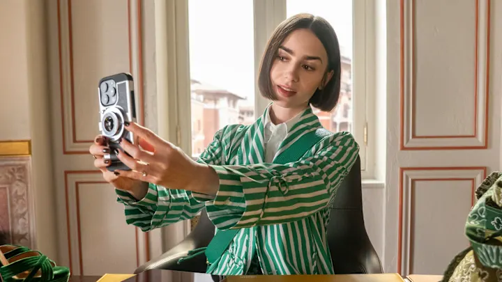 Lily Collins interpretando a “Emily in Paris”