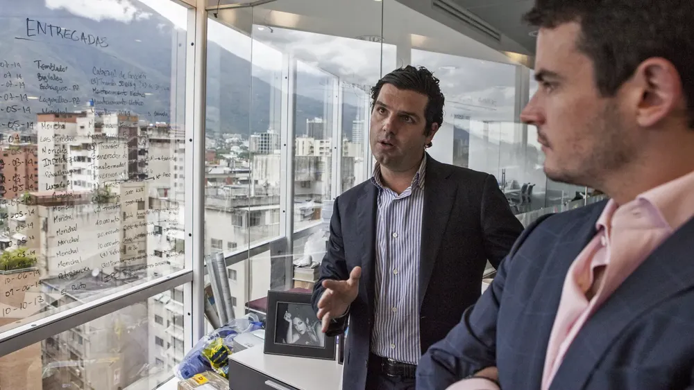 Alejandro Betancourt, al centro, en Caracas en 2014. Foto: Vladimir Marcano /Bloomberg News