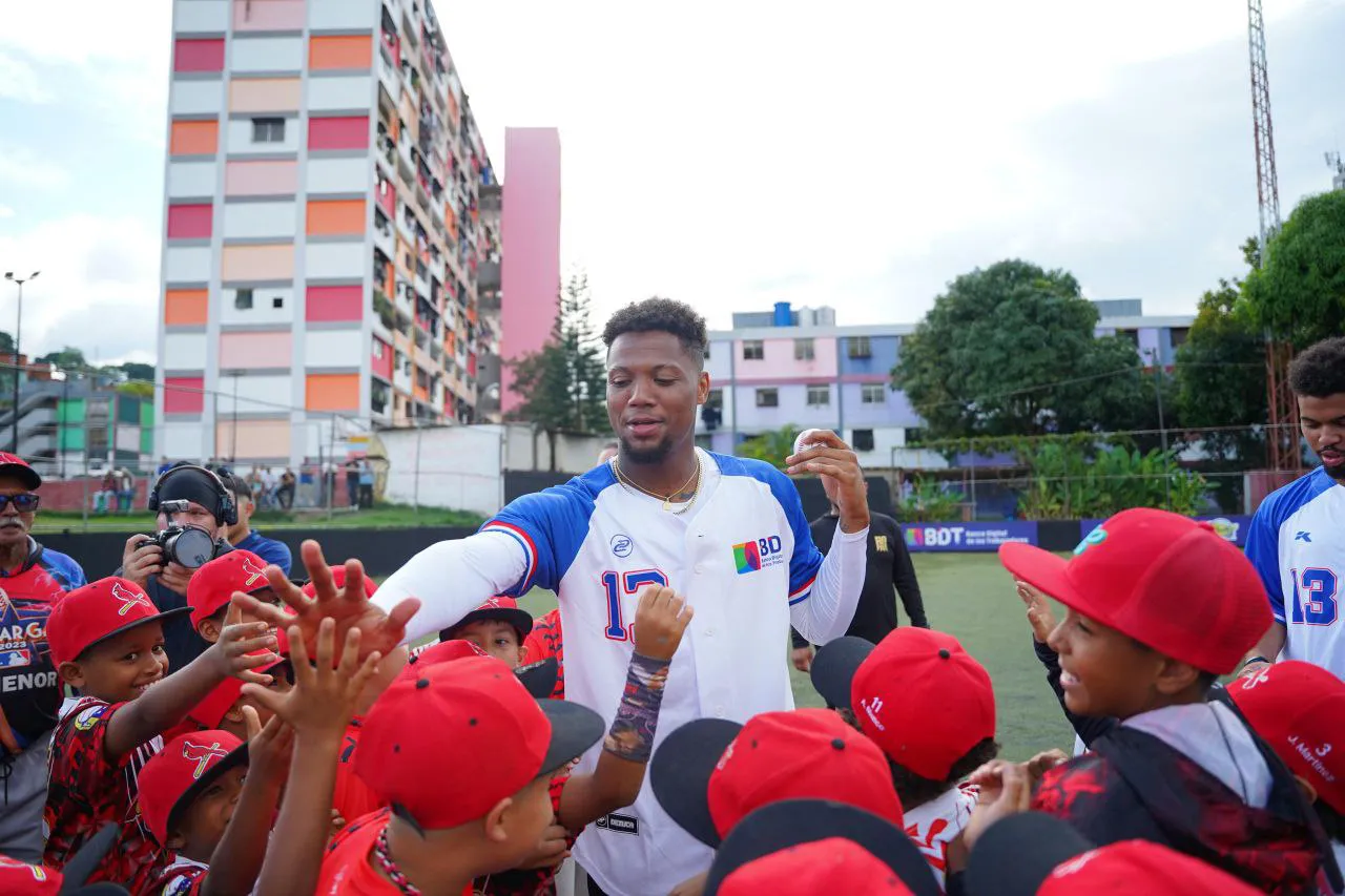  Ronald Acuña Jr. junto a niños peloteros en el 23 de enero, Caracas.