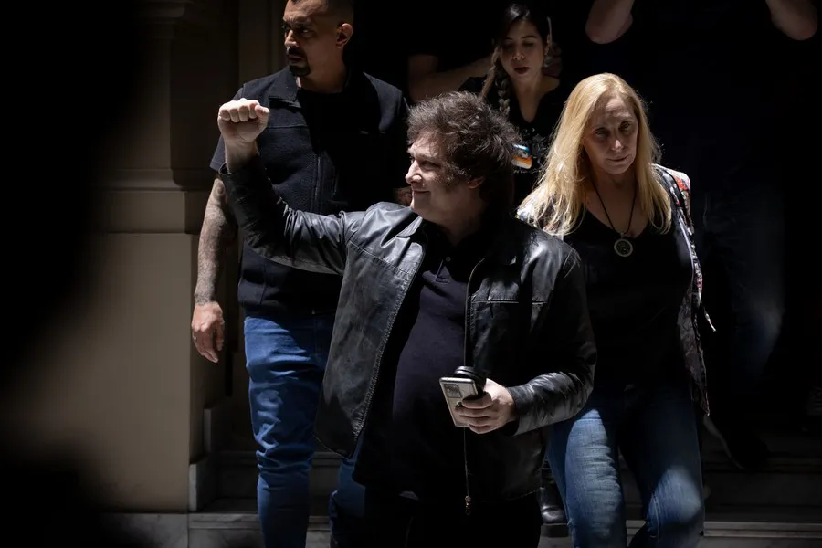 El candidato a la Presidencia de Argentina por el espacio La Libertad Avanza, Javier Milei (c), reacciona después de emitir su voto en un centro de votación en la Universidad Tecnológica Nacional, en Buenos Aires, Argentina, el 19 de noviembre de 2023. (Xinhua/Martín Zabala)