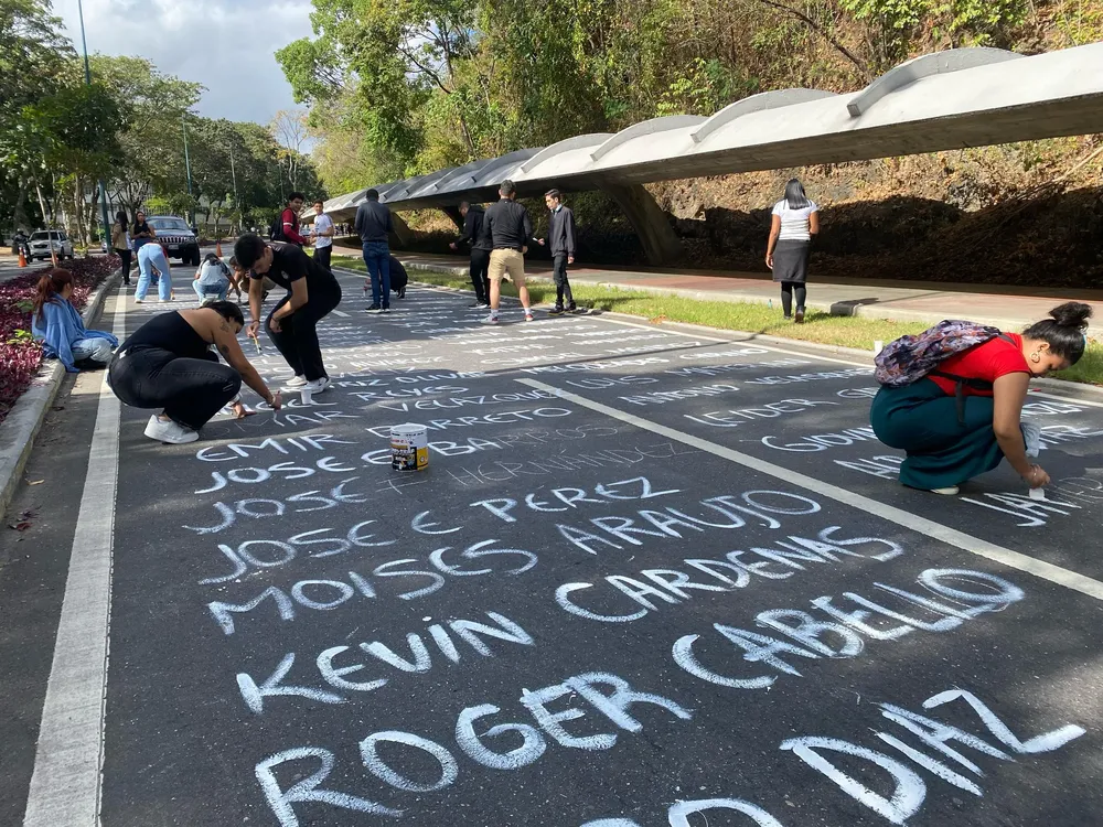 Estudiantes de la UCV recordaron a más de 300 jóvenes asesinados en protestas antigubernamentales desde 2014.