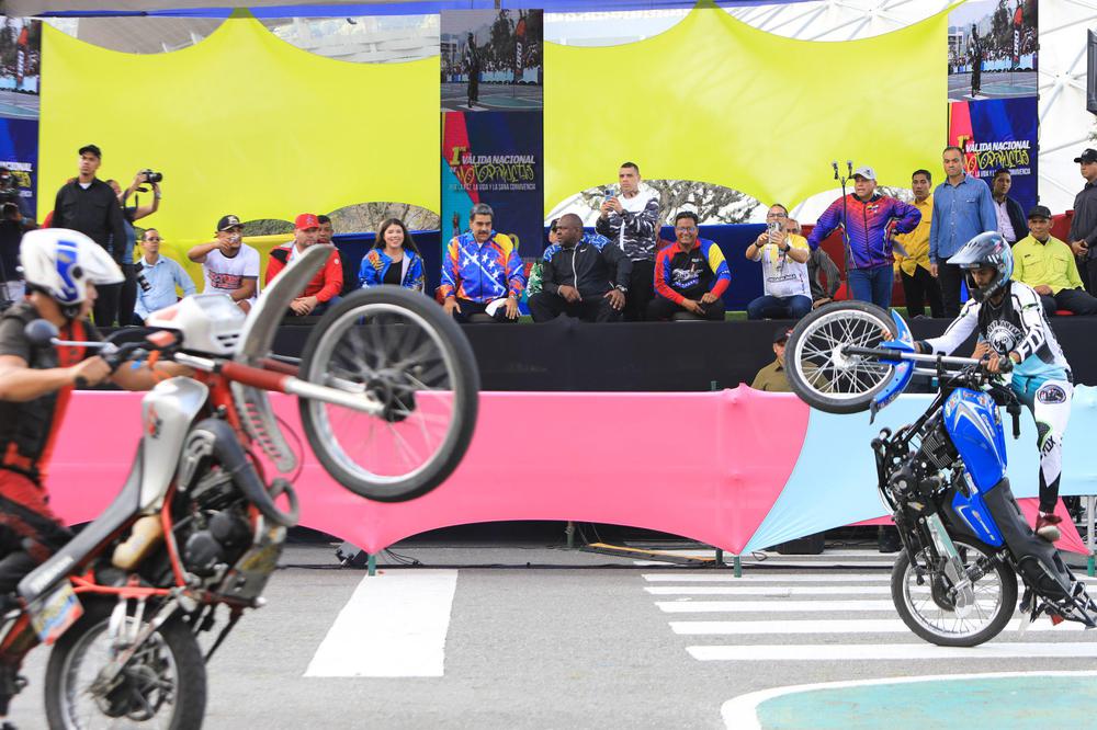 Nicolás Maduro, presidente de la República junt a motopiruetas en el Poliedro de Caracas.