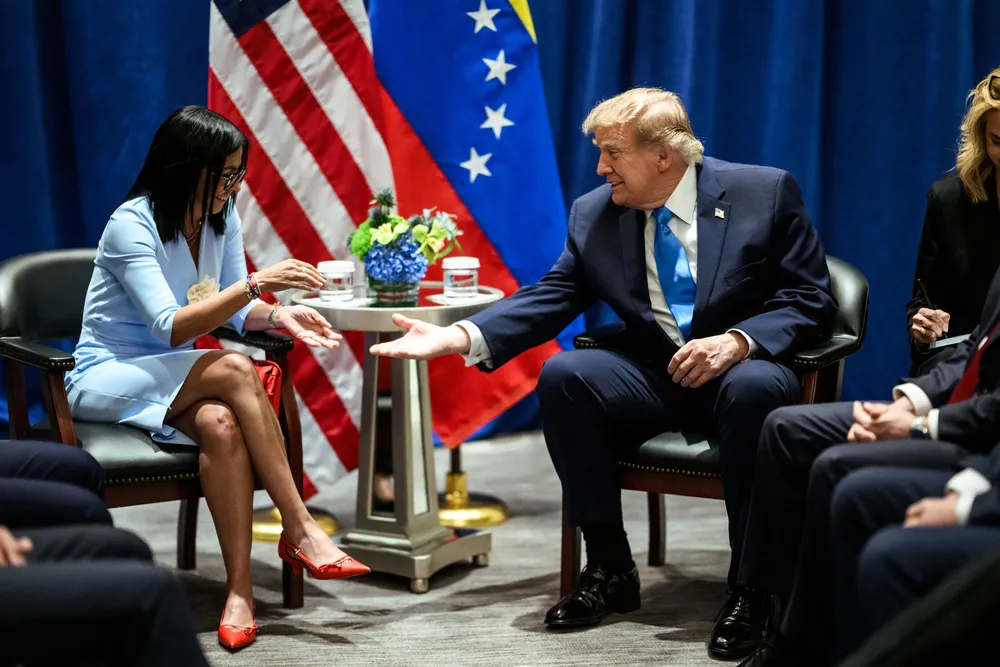 Delcy Rodriguez- Presidenta Encargada de Venezuela con el Presidente de EE.UU Donald Trump durante su reunión 
