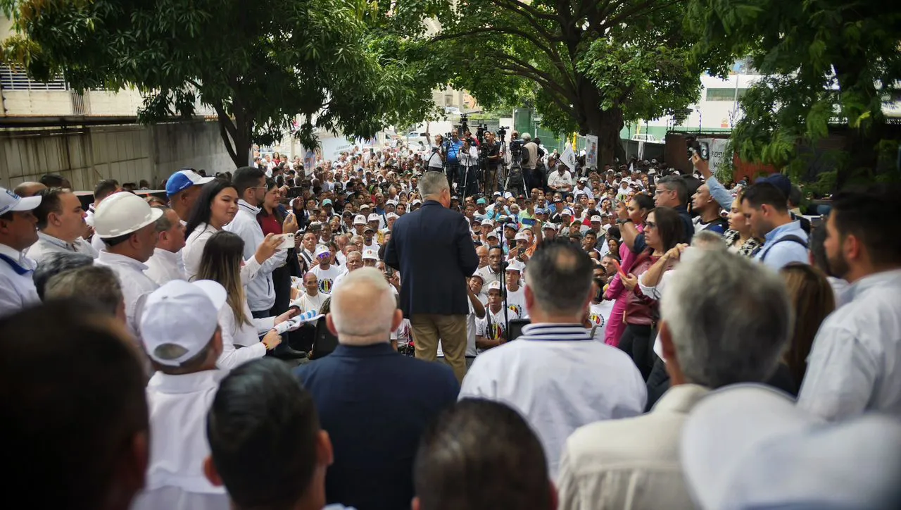 Luis Eduardo Martínez, candidato presidencial del partido Acción Democrática.  