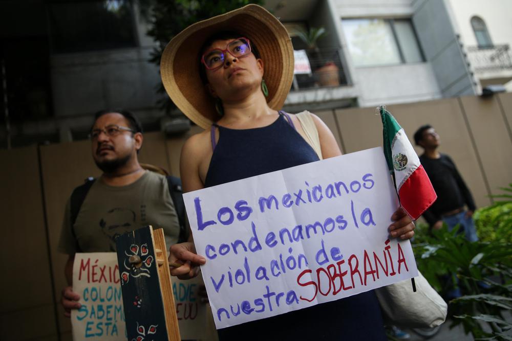 Una mujer participando en una protesta en la Embajada de Ecuador en México. Foto  Xinhua.