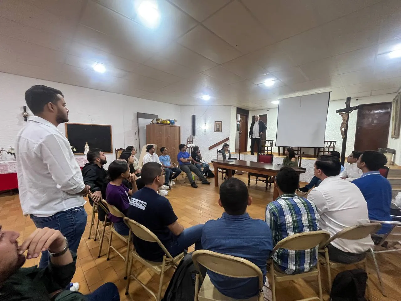 Líderes estudiantiles sostienen encuentro con el cardenal Baltazar Porras para impulsar la Ruta de la Esperanza