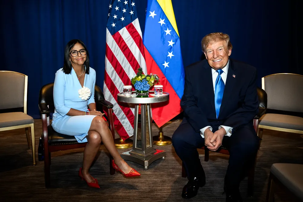 Delcy Rodriguez- Presidenta Encargada de Venezuela con el Presidente de EE.UU Donald Trump durante su reunión 