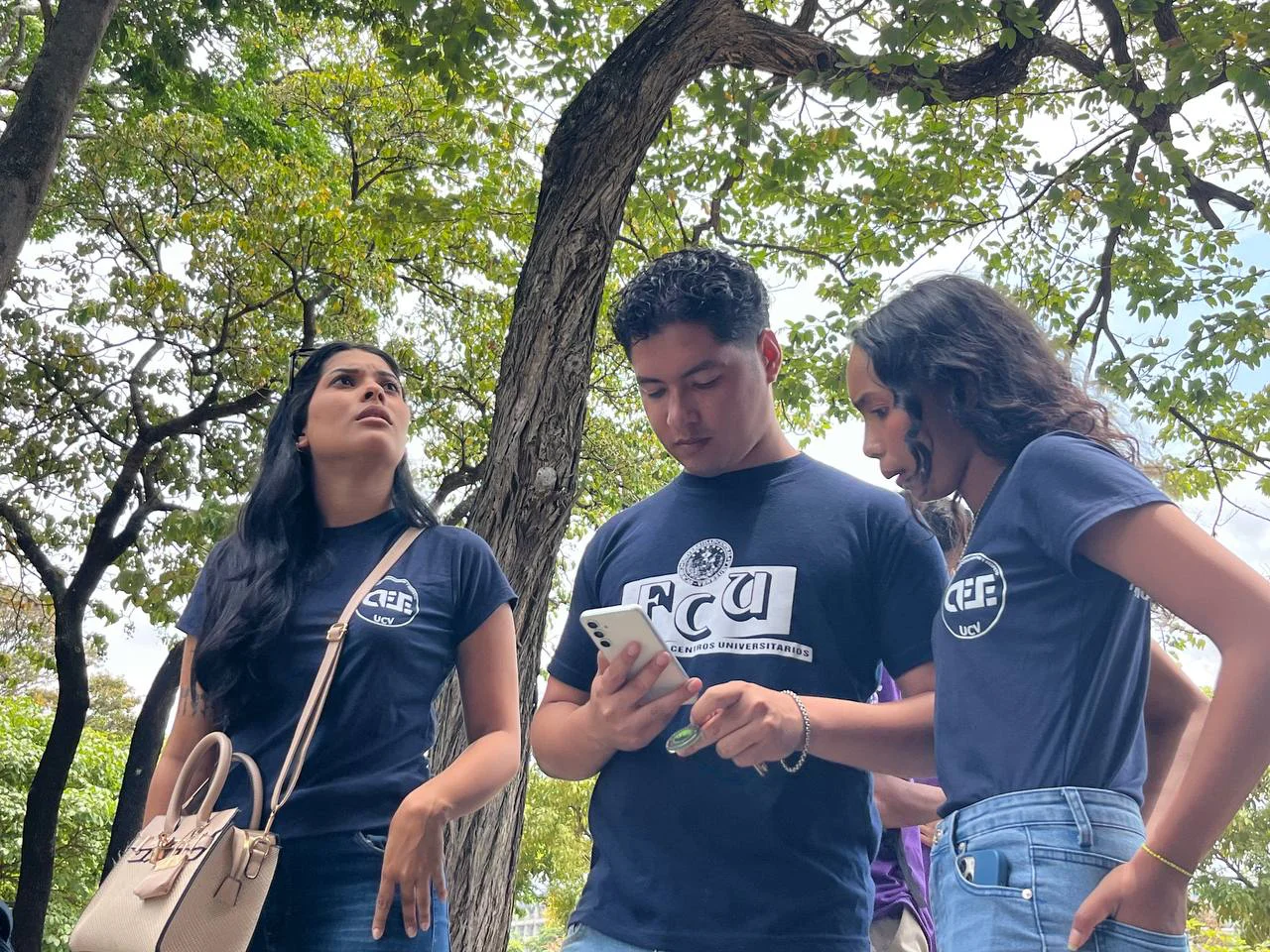 Estudiantes de la UCV esperan resultados de votación del Consejo Universitario.