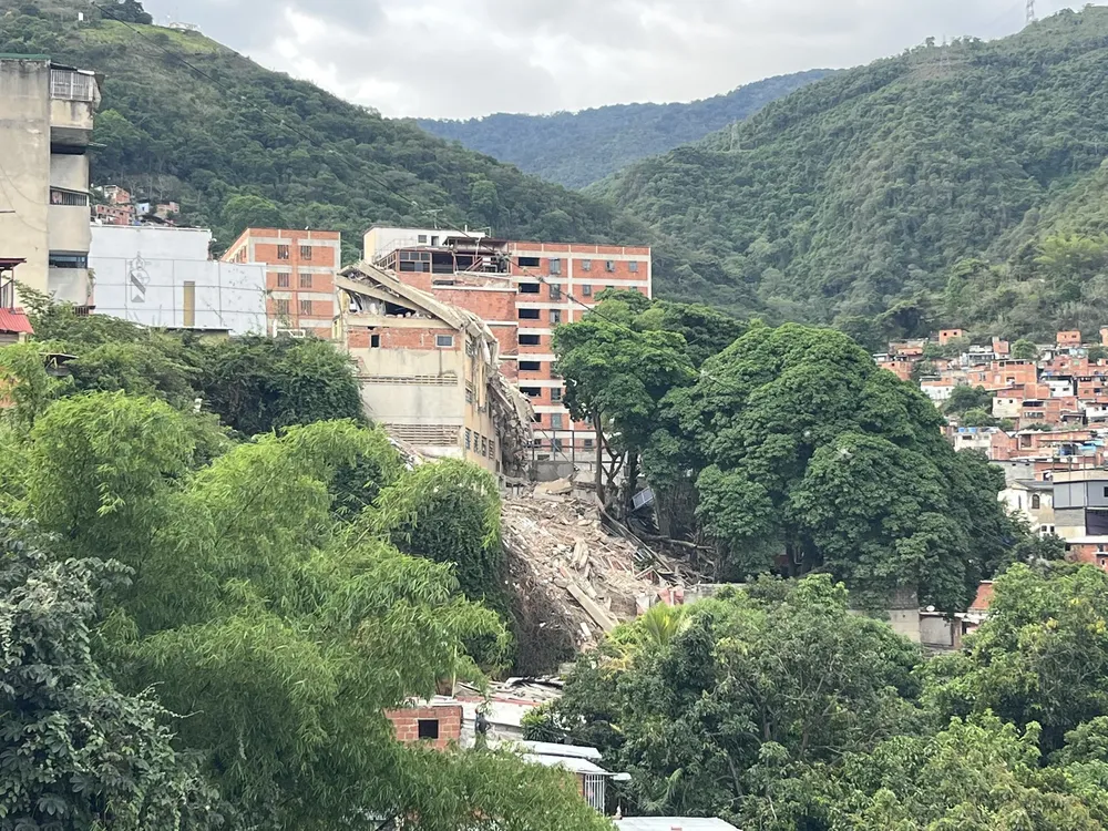 Colapso de Colegio Sa Judas Tadeo deja un herido y cuatro viviendas tapidas en La Pastora.